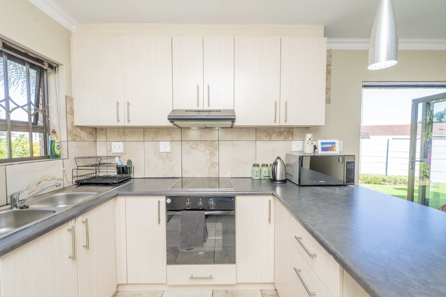 5 Bedroom Property for Sale in De Oude Spruit Western Cape